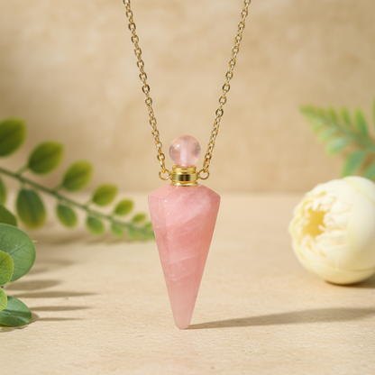Collier-huile-essentielle pendentif tourmaline rose sur fond zen naturel
