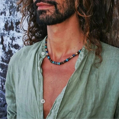 Collier perle homme porté dans la nature pierre naturelle