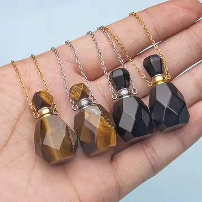 Collier huile essentielle pierre naturelle oeil de tigre obsidienne sur la omme d'une main