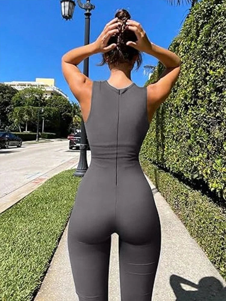 Combi legging évasée gris foncé sans manche portée par une femme vue de derrière fermeture claire