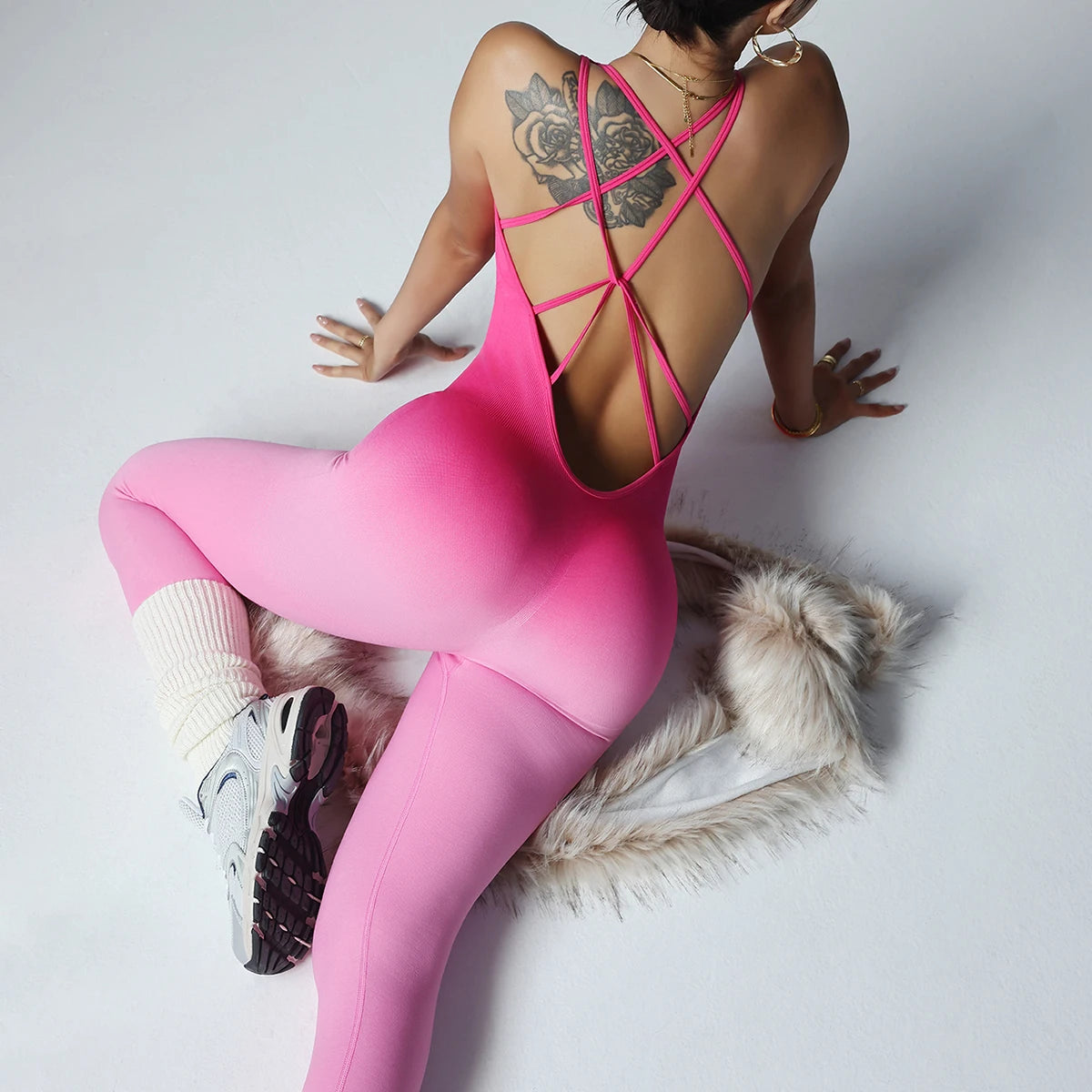 Détail dos nu croisé combinaison gym maintien parfait