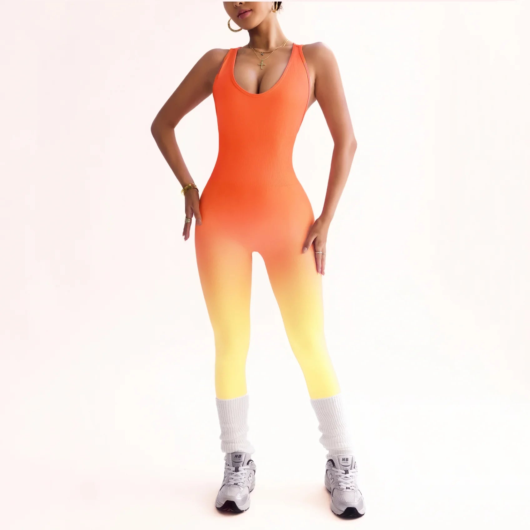 Détail tissu respirant combinaison gym orange nylon spandex