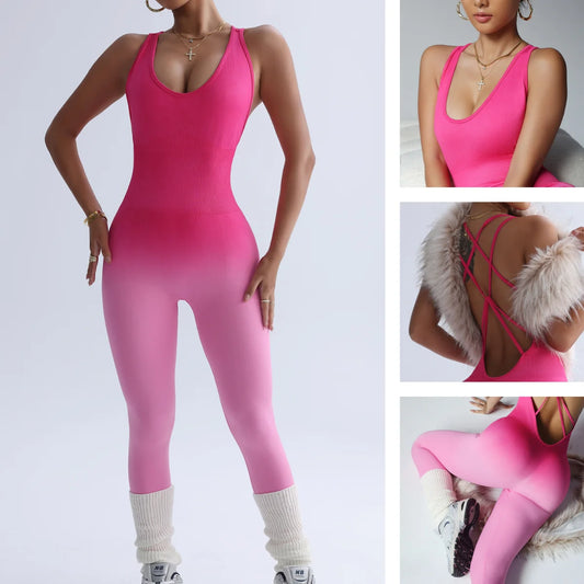 Femme portant combinaison gym rose dos croisé bretelles