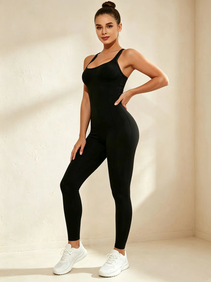 Femme portant une combinaison leggings noire yoga