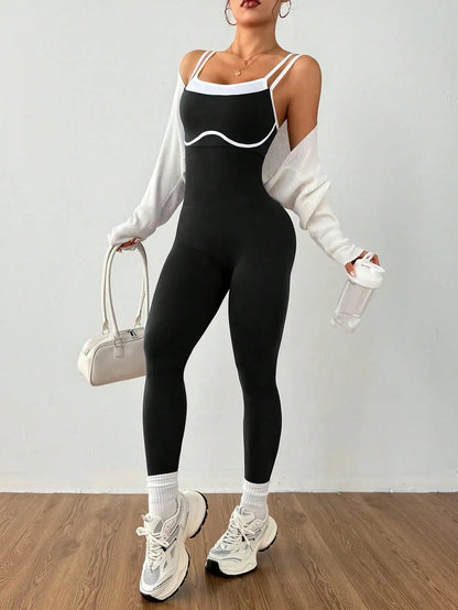 Combinaison sport fitness noire séchage rapide vue face sur femme portant un sac à main