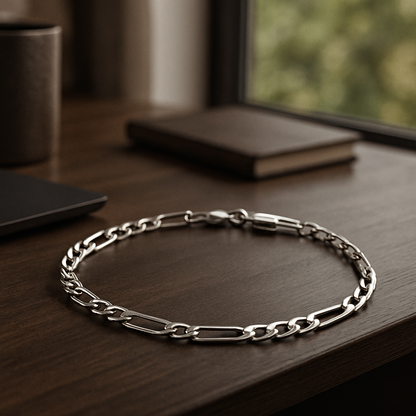 Gourmette homme bracelet argent sterilng sur bureau en bois