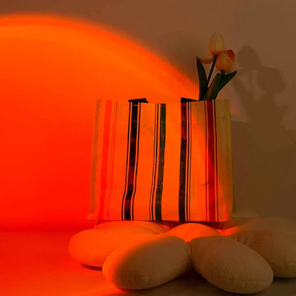 Lampe relaxante effet coucher de soleil intérieur ac de plage avec contenant des tulipes jaunes
