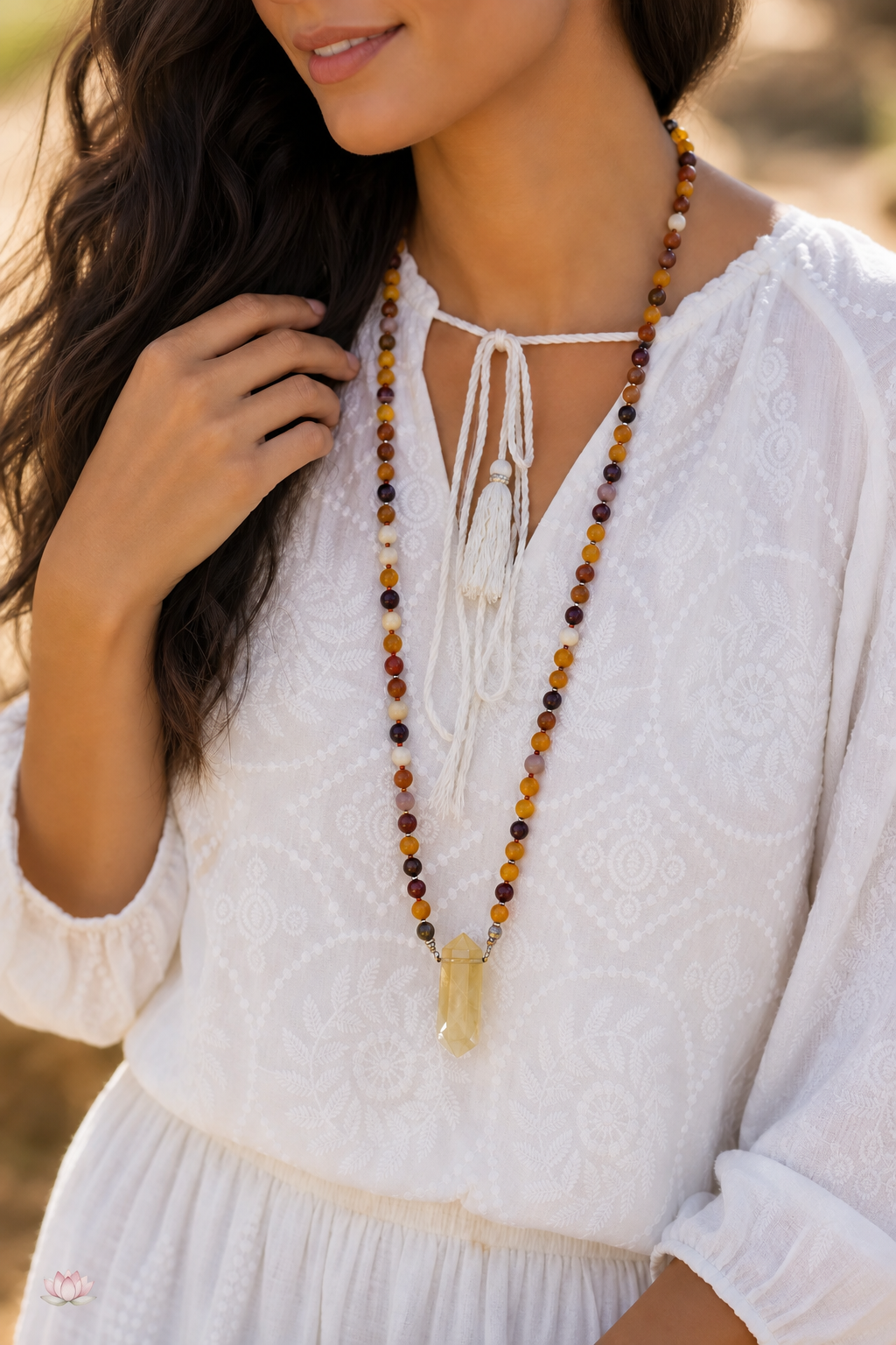 Lithothérapie collier porté par une femme pendentif citrine 