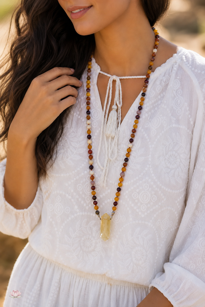Lithothérapie collier porté par une femme pendentif citrine 