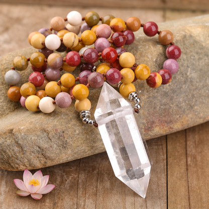 Lithothérapie collier avec cristal de roche sur table en bois avec lotus