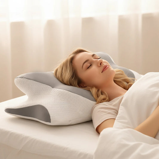 Femme dormant paisiblement sur l’oreiller Butterfly ergonomique