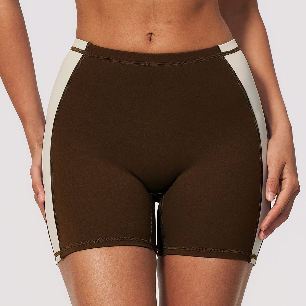 Vue de face du short de yoga marron taille haute
