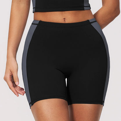 Short de yoga noir taille haute porté par une femme
