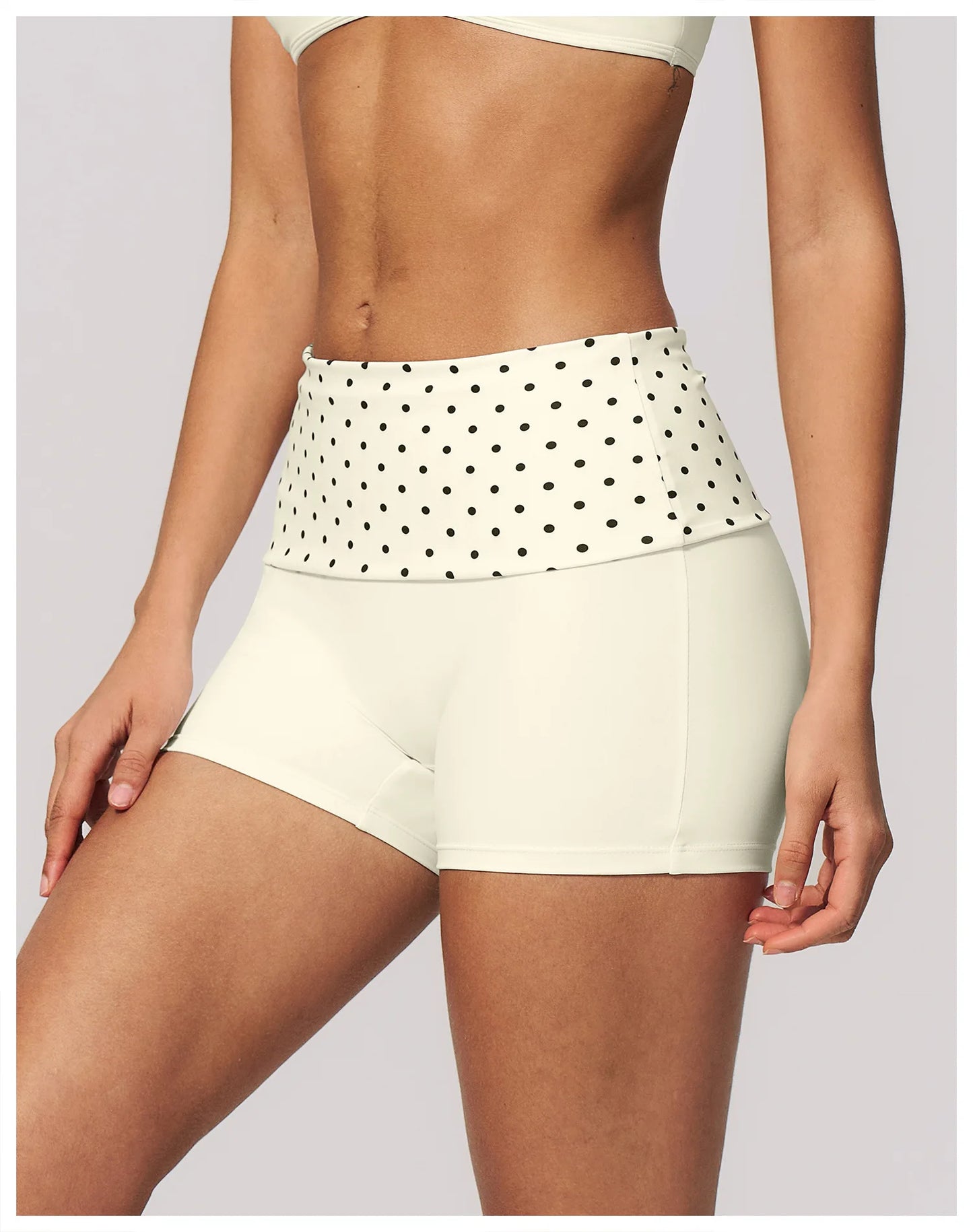 Short yoga court blanc pois noirs coupe ajustée
