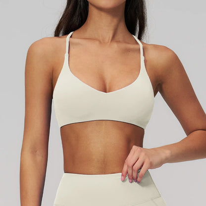 Femme portant un soutien gorge à bretelles croisées blanc de face