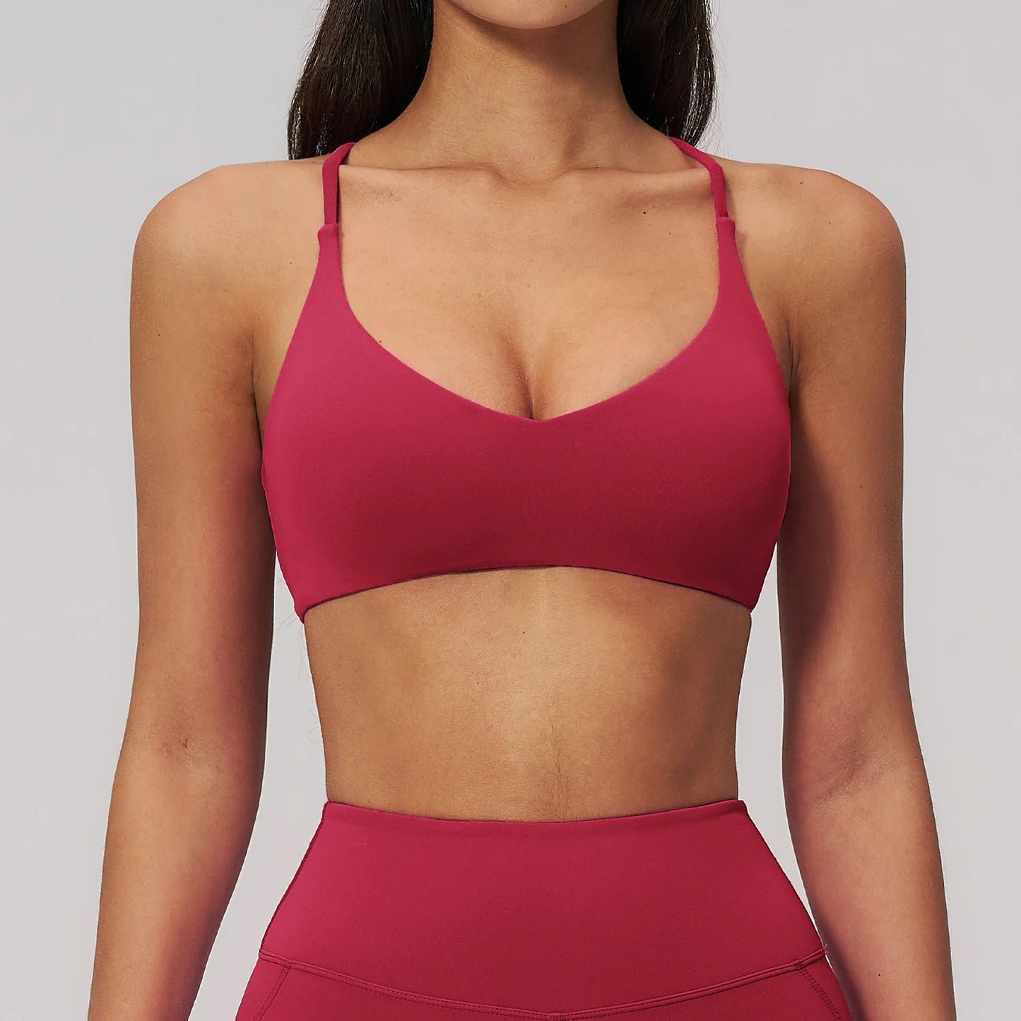 Femme portant un soutien gorge à bretelles croisées cerise de face