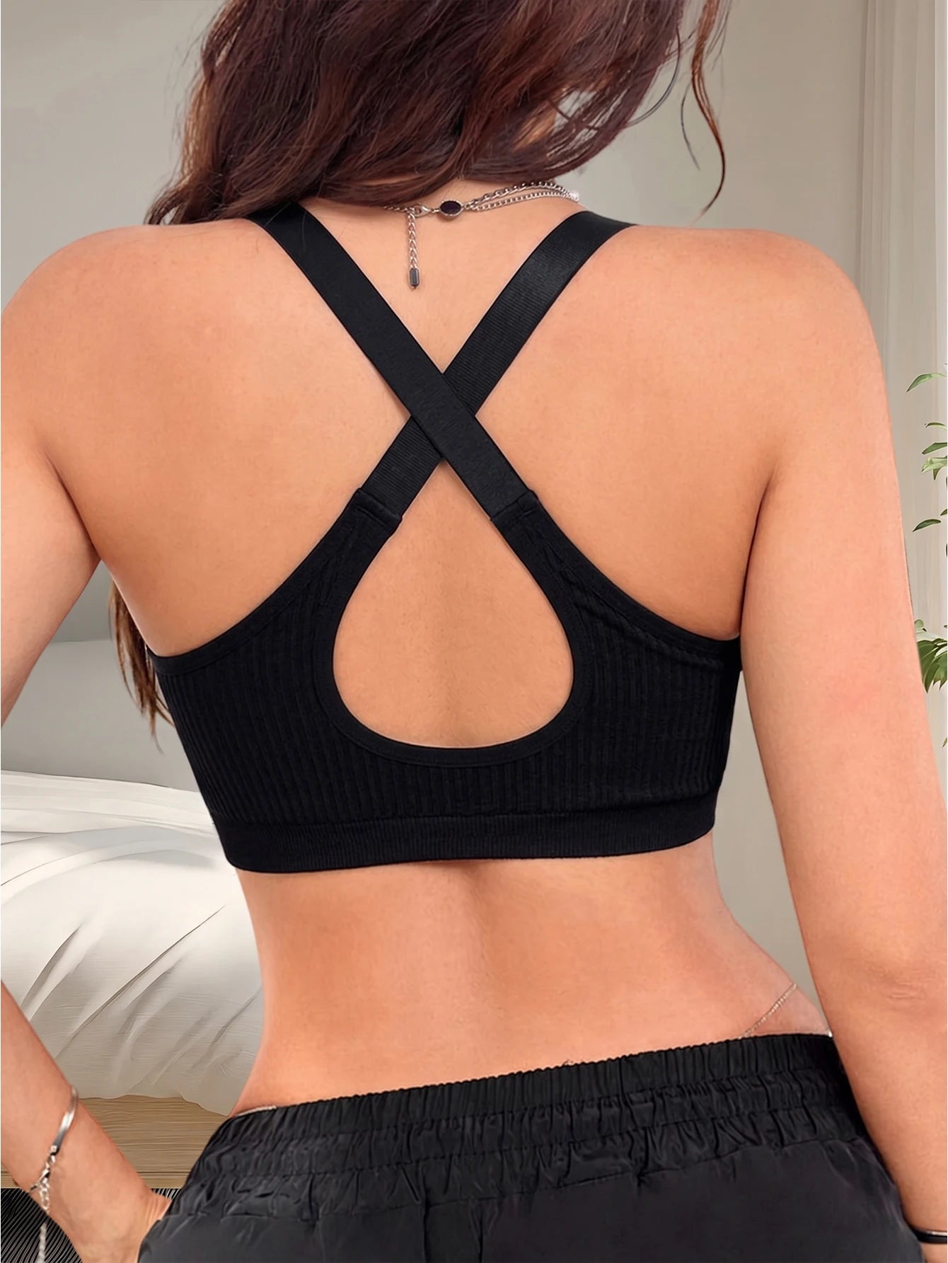 Soutien gorge bretelles croisées dos – vue de dos sur femme