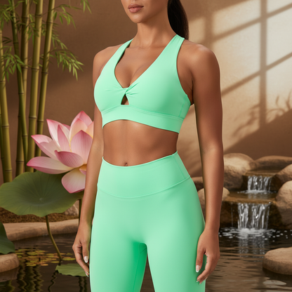 Soutien gorge bretelles croisées vert menthe – détail twist et découpe centrale – yoga zen
