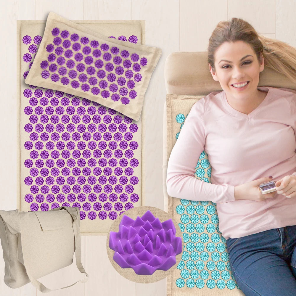 Tapis fleurs de lotus acupression violet – femme souriante relaxation