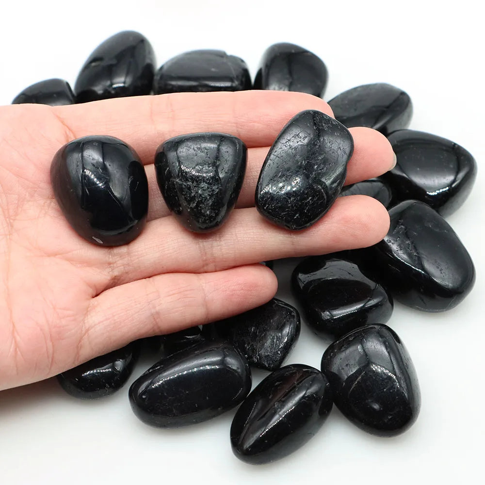 Tourmaline noire pierre protectrice pour décoration zen et méditation dans une main