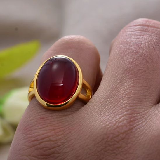 bague acier inoxydable doré pierre 
rouge auriculaire