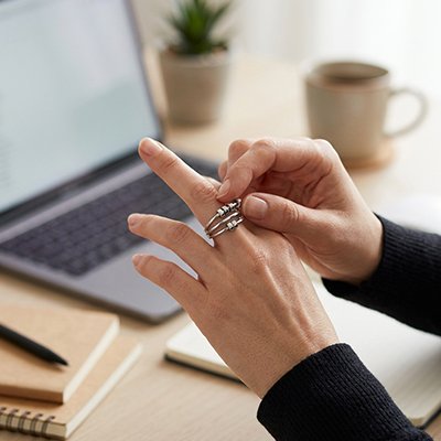 Bague anti stress femme argentée perles rotatives relaxantes