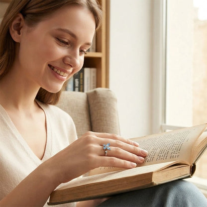 Bague anti stress femme souriante qui lit