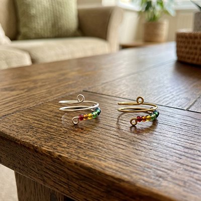 Bague anti stress yoga perles colorées 7 chakras argentée et dorée