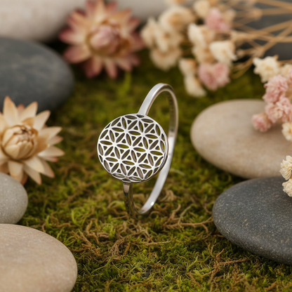 Bague spirituelle fleur de vie argentée sur fond naturel