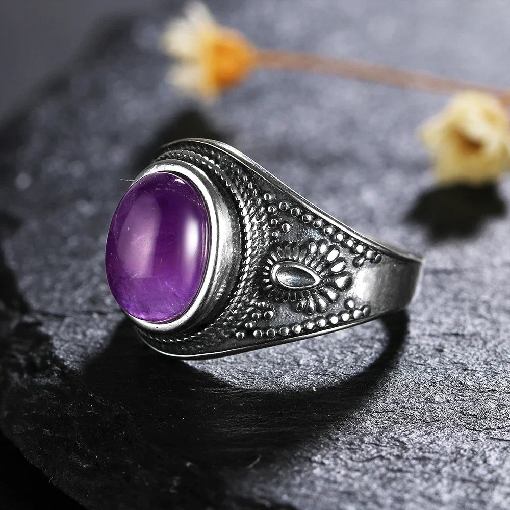 Bague homme améthyste vue de profil- design punk contemporain en argent sterling S925