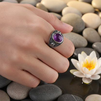 Bague homme améthyste portée sur une main- bijou anti-stress en argent