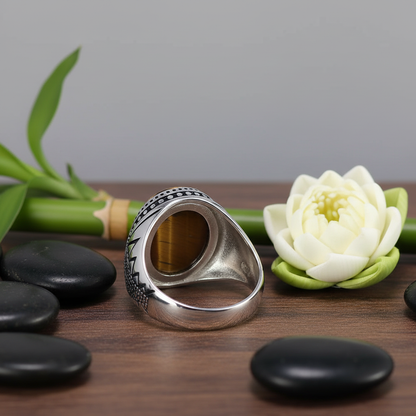 Bague homme argent 925 vue intérieure sur fond zen bois naturel