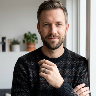 Bague homme souriant détendu