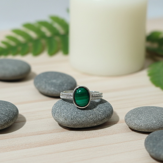 Bague malachite femme sur pierre espace zen – bijou lithothérapie