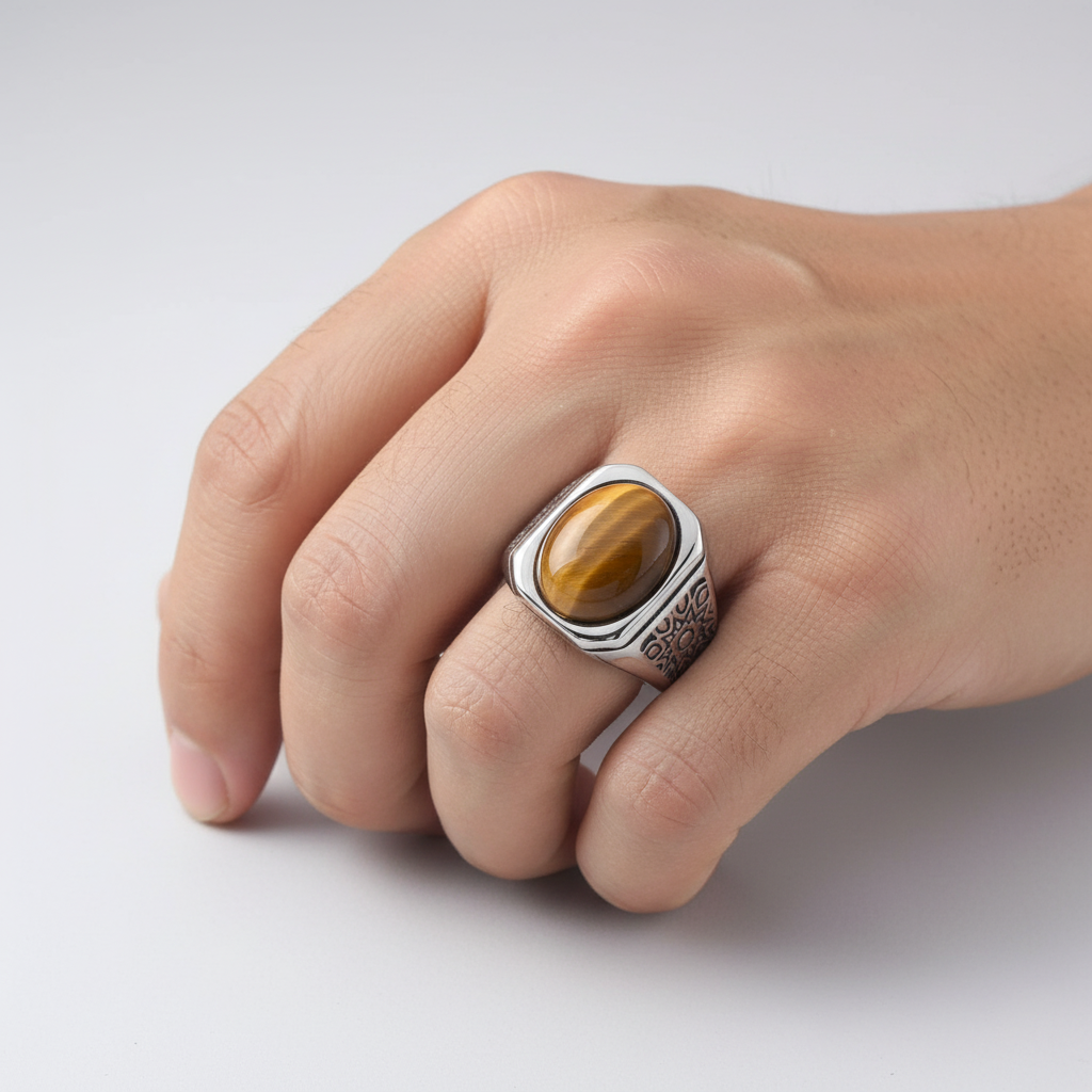 Bague oeil de tigre homme portée au doigt – acier inoxydable et pierre naturelle