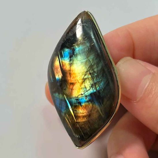 bague pierre naturelle labradorite reflets bleu jaune