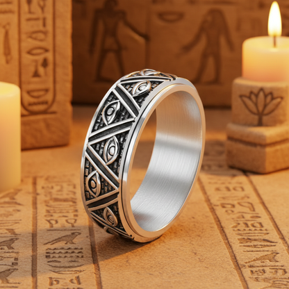 Bague qui tourne homme argentée avec motif Oeil d’Horus sur décor égyptien