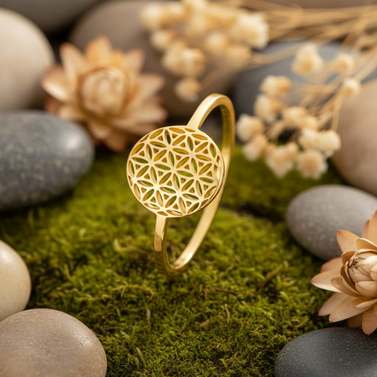 Bague spirituelle fleur de vie dorée sur fond naturel