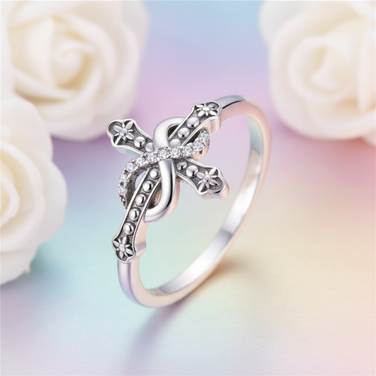 Bague symbolique croix infinie argent 925, fond arc-en-ciel pastel, gros plan