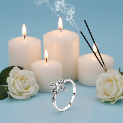 Bague symbolique croix infinie en argent 925 avec zircons, vue de côté sur fond bleu ciel