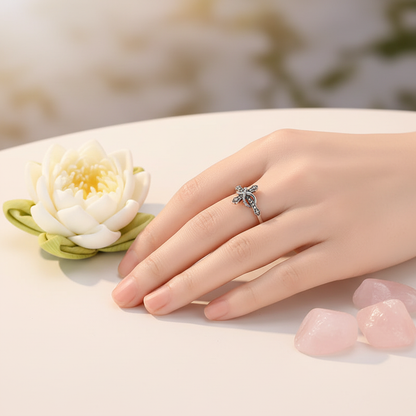 Bague symbolique croix infinie zircons étincelants sur main de femme fleur de lotus