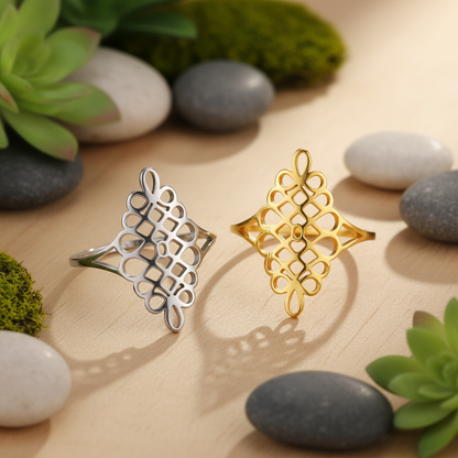 Bague spirituelle géométrique dorée et argentée côte à côte fond zen