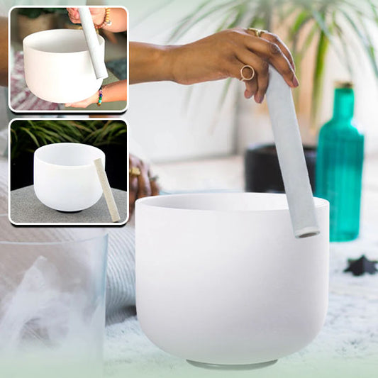 Bol tibétain en cristal de roche blanc personne habillée en blanc avec bâton autour du bol 