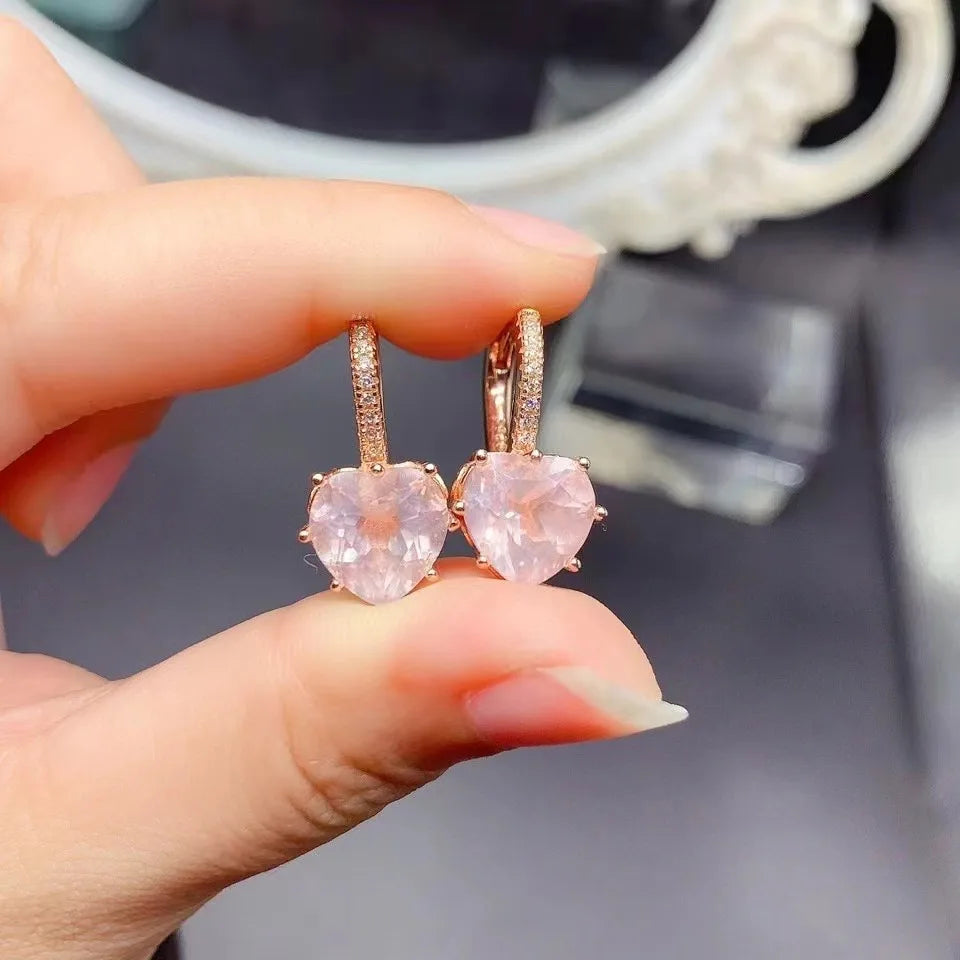 Boucle d'oreille cœur quartz rose entre les doigts - bijou argent 925 délicat
