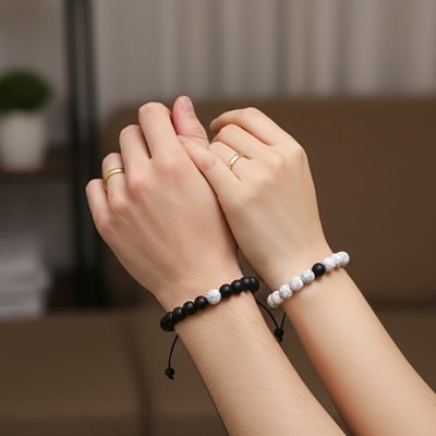 Bracelet couple​ pierre de lave + onyx portés par des amoureux