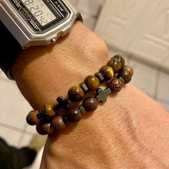 Bracelet en pierre oeil de tigre porté