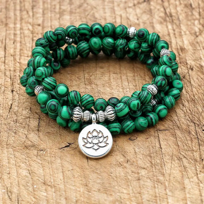 Bracelet perle malachite enroulé triple tour avec charm lotus argenté sur bois