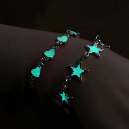 bracelet coeurs étoiles lumière bleue poignet