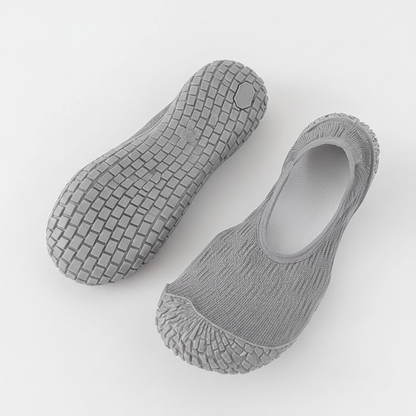 Chaussons pour yoga gris semelle antidérapante et tige tricot respirant fond zen