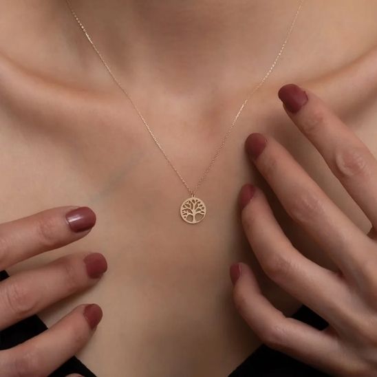 collier arbre de vie fin élégant cou femme mains